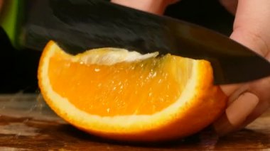 Yakın çekim. Orange, bir bıçak ile kesmek.