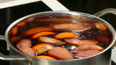 Sıcak mulled şarap Ekle sıvı bal.