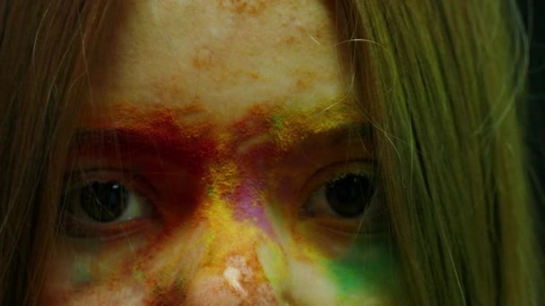 4k πολύχρωμα. Γυναίκα στην Ιερά σκόνη χαμογελώντας στην κάμερα — Αρχείο Βίντεο