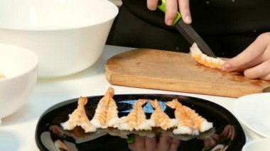 Siyah bir plaka üzerinde yayılmış büyük karides