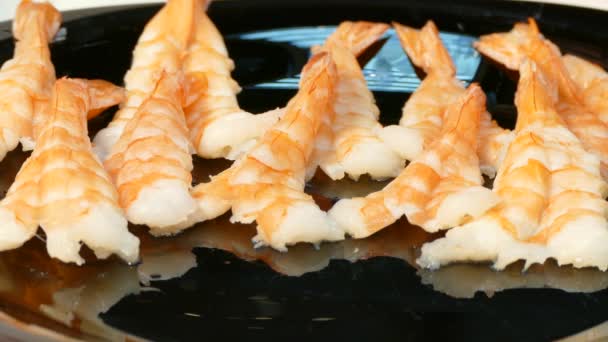 Grande tartinade de crevettes cuites sur une assiette noire — Video