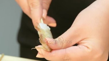 Kız şiş çiğ karides şiş üzerinde