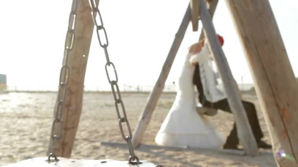 Les jeunes mariés sur une balançoire — Video