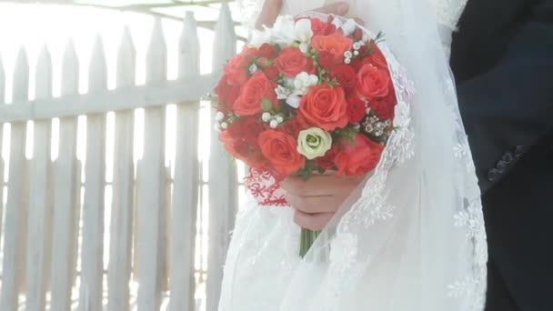 Ramo festivo de rosas rojas en manos de la novia — Vídeos de Stock