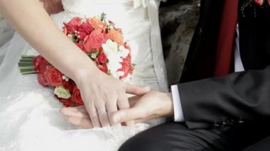 Evleniyor. Kırmızı gül gelin buketi elinde.