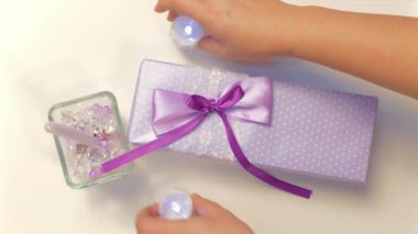 Üstten Görünüm sunar tutan eller