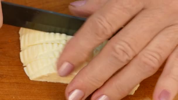 Η γυναίκα το τυρί με ένα μαχαίρι κόβουμε. — Αρχείο Βίντεο