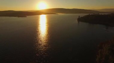 Havadan görünümü. Fantastik su deposu batımında