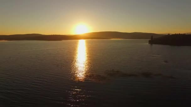 Légifelvételek. Fantasztikus naplemente a víztározó — Stock videók