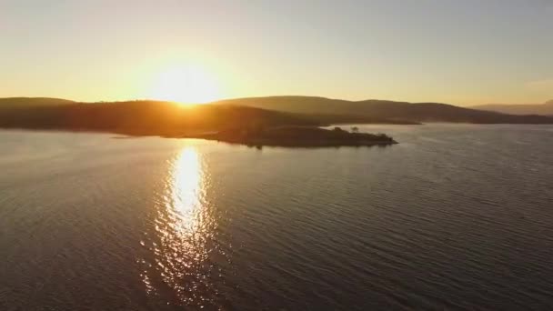 Letecký pohled. Fantastické západ slunce na vodní nádrž — Stock video
