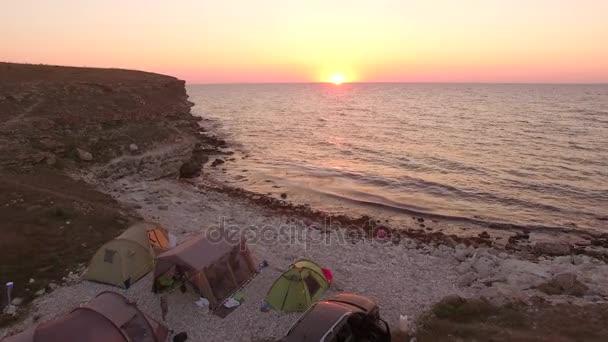 VISTA AERIAL. Carro offroader dirigindo ao longo da costa de Tarkhankut ao pôr do sol, Crimeia — Vídeo de Stock