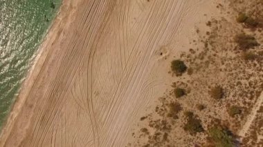 Havadan görünümü. Plajda Crimea'da sıçramasına dalgalar