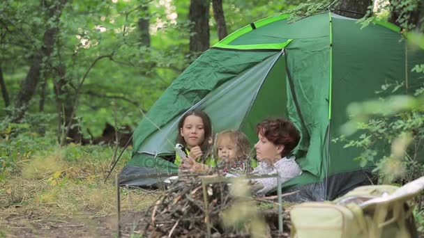 Dziewczyny i chłopca podziwiać przyrodę, leżącego w namiocie. — Wideo stockowe