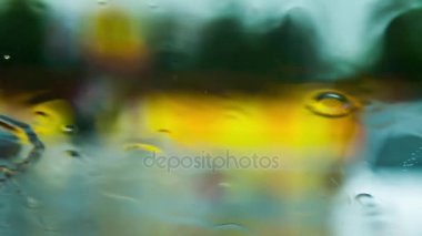 Cam, arka odak bulanık, onun yağmur, kişi şekil geçiyor.