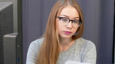 Kadın - ofis çalışanı işyerinde önemli belgeler hazırlanıyor.