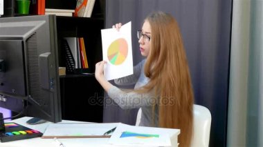 -Ofiste genç bir kadın lideri ile çevrimiçi sohbet, kız suçlamak, özür dilerim, haklı.