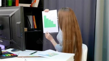 Kız bir online video konferans yol açar, gerçekleştirilen çalışmanın sonuçlarını gösterir, onaylayarak, yorum sallıyor.