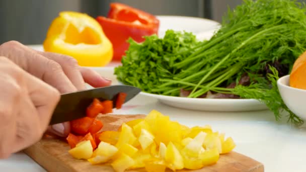 Kuchař, sekání papriky na prkénku — Stock video