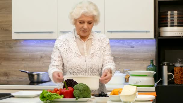 Glückliche Oma Kochen in der Küche — Stockvideo