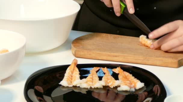 煮熟的虾放在黑版 — 图库视频影像