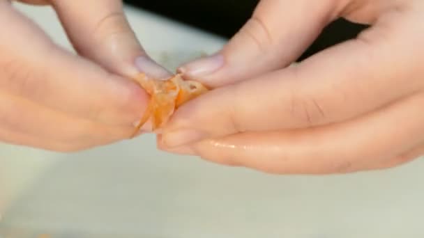 Cocinero Peeling Camarones cocidos — Vídeo de stock
