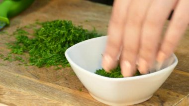 Eller dereotu kaseye dökün.