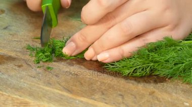 eller bir mutfak kurulu dereotu doğranmış