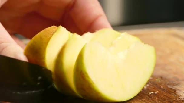 Cortar manzanas y peras para ensalada, cóctel o tarta — Vídeo de stock