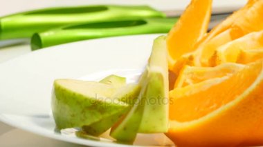 Elma, armut, portakal tabağa koy ellerini