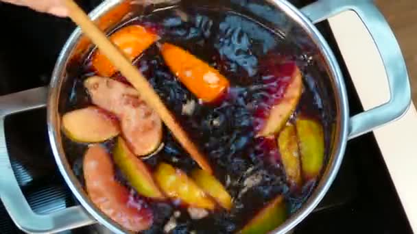 Vinho amassado está fervendo no fogão — Vídeo de Stock