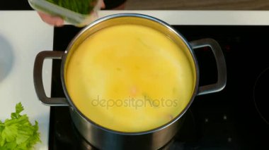 Dereotu çorba için ekleme
