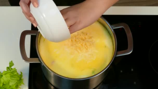 Geriebener Käse zur Suppe geben, unter Rühren — Stockvideo