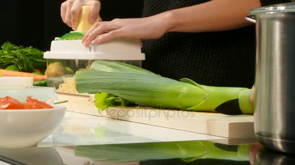 Las manos de las mujeres cortan los puerros y cortan el queso — Vídeo de stock