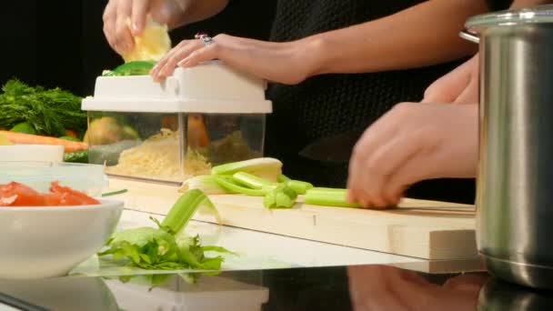 Voorbereiding van selderij en kaas voor gerechten — Stockvideo