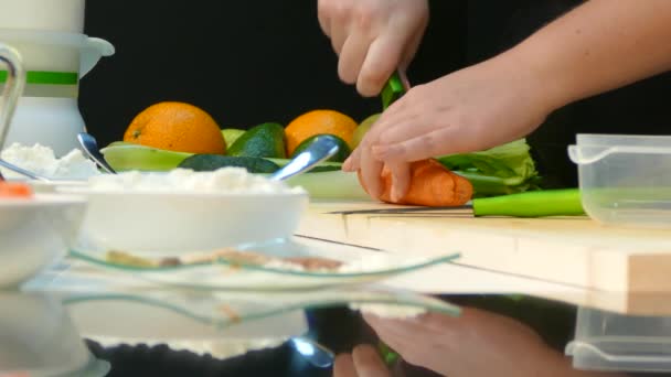 Руки готовят морковь к блюдам — стоковое видео