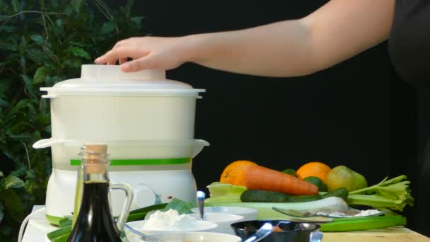Kucharz sprawdza stopień gotowości naczynia w podwójnej kotła — Wideo stockowe