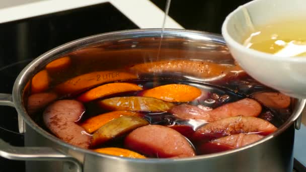 Adding honey to mulled wine — Stock Video