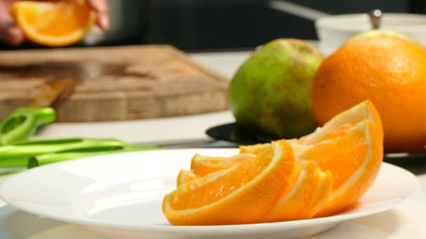 皿の上のオレンジのスライスをレイアウト — ストック動画