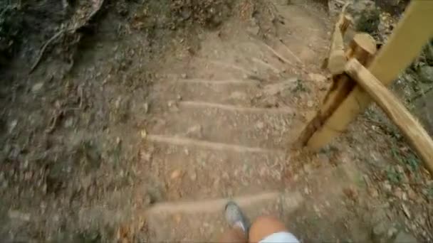 Bir turist eylem kamera kız bacakları — Stok video