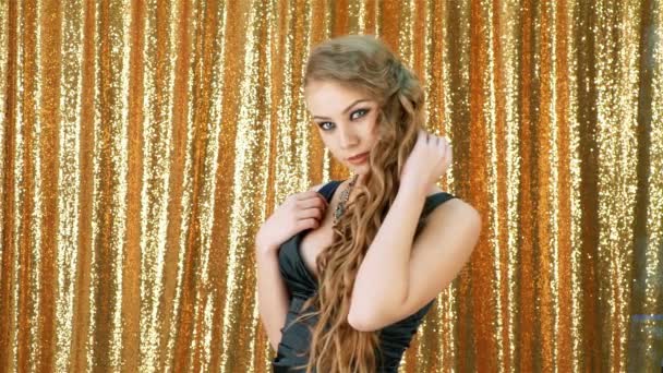 Sexy Frau tanzen Party Gold Glitzerhintergrund — Stockvideo