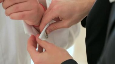 Adam kadar kollu gömlek düğmelerini