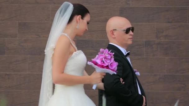 Recién casados posando para unas vacaciones — Vídeos de Stock