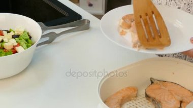 Hazır gıda plaka üzerinde koyarak pişirin