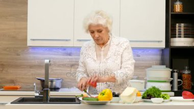 Mutlu büyükanne yapımı salata taze sebze