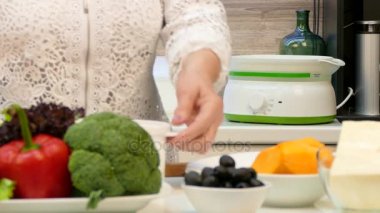 Mutlu büyükanne mutfakta yemek