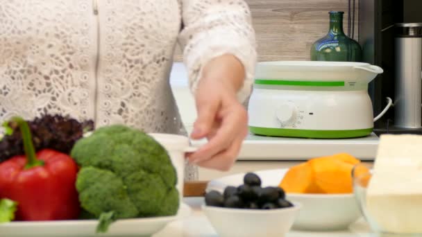 Gelukkig Granny koken In de keuken — Stockvideo