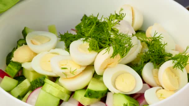 Añadir a la ensalada con salsa de huevos de codorniz — Vídeos de Stock