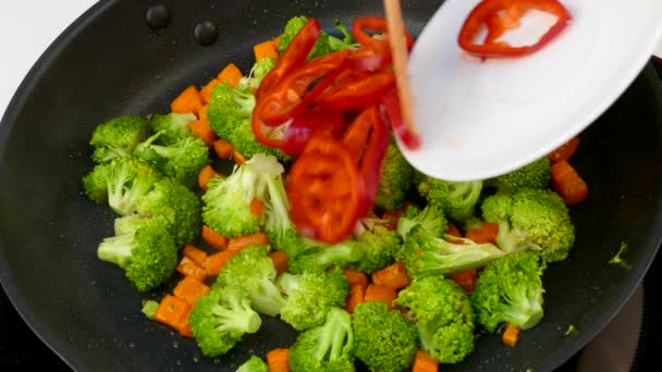 Freír las verduras en aceite en una sartén — Vídeo de stock