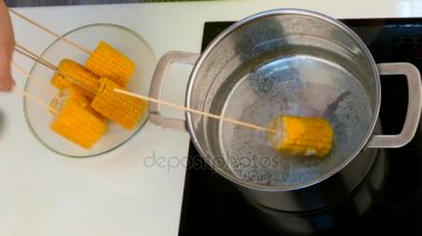 Mısır tava sopa üzerinde hareket