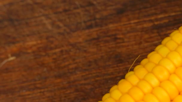 Lay boiled corn next to each other — Stock Video